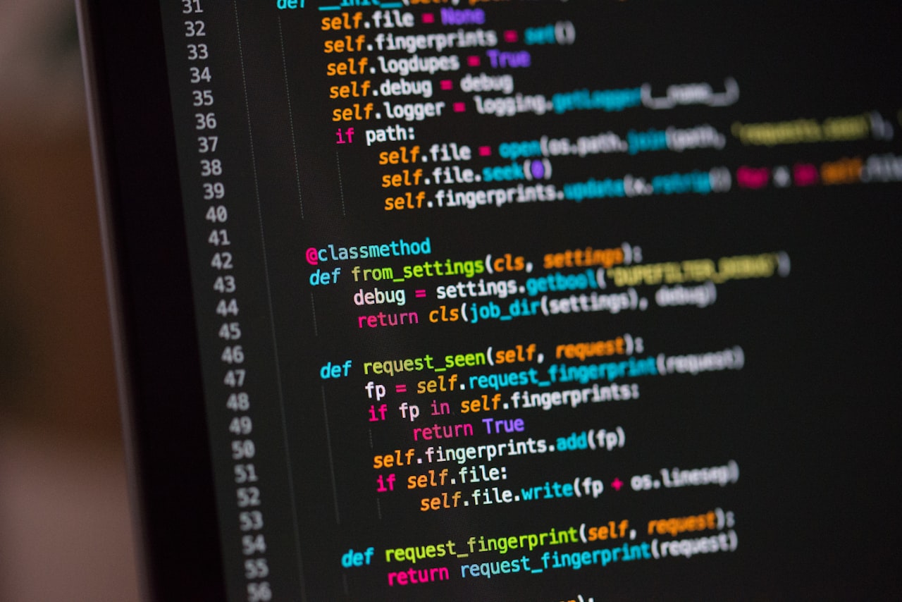 Écran affichant des lignes de code colorées sur fond sombre