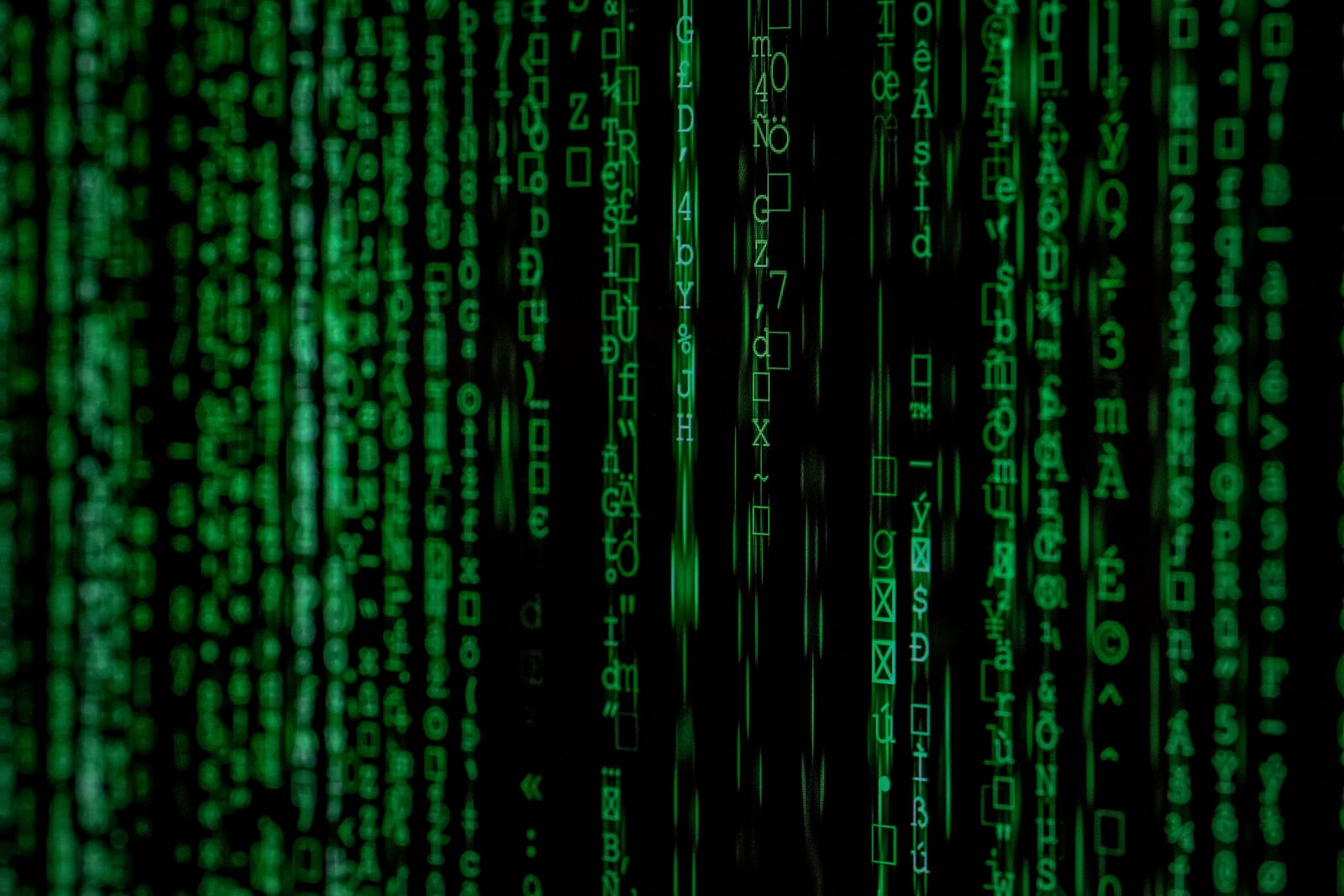 Pluie de caractères verts sur fond noir évoquant un flux de code, façon « Matrix »